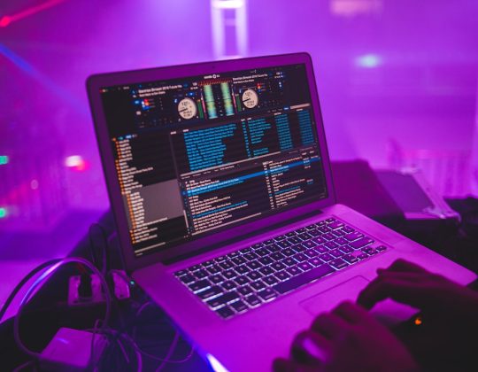 DJ Laptop Stands & Cases: Choosing the Best for Your Performances