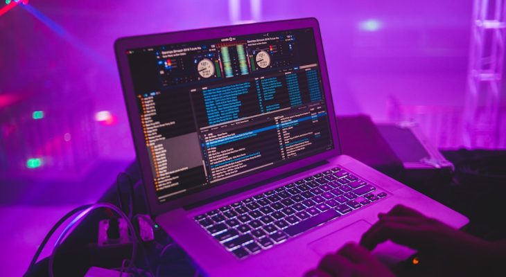 DJ Laptop Stands & Cases: Choosing the Best for Your Performances