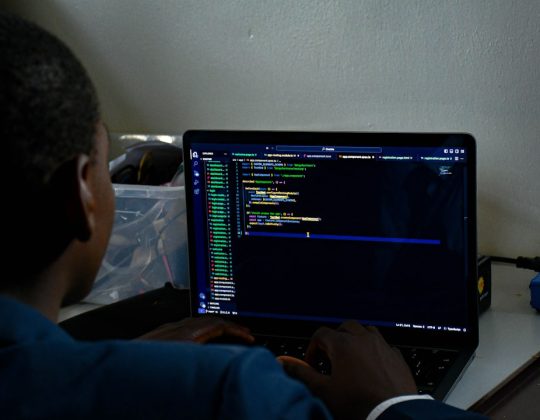 5 AI Pair Programming Platforms That Compete With Replit AI