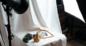 How to Light a Green Screen: A Complete Guide to Green Screen Lighting, Shadow Reduction, Exposure, and Clean Chroma Key Results