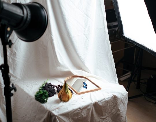How to Light a Green Screen: A Complete Guide to Green Screen Lighting, Shadow Reduction, Exposure, and Clean Chroma Key Results
