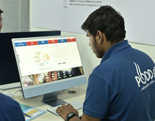 Gemini vs Claude: Which AI Assistant Is Better for Analyzing Long Business Documents?